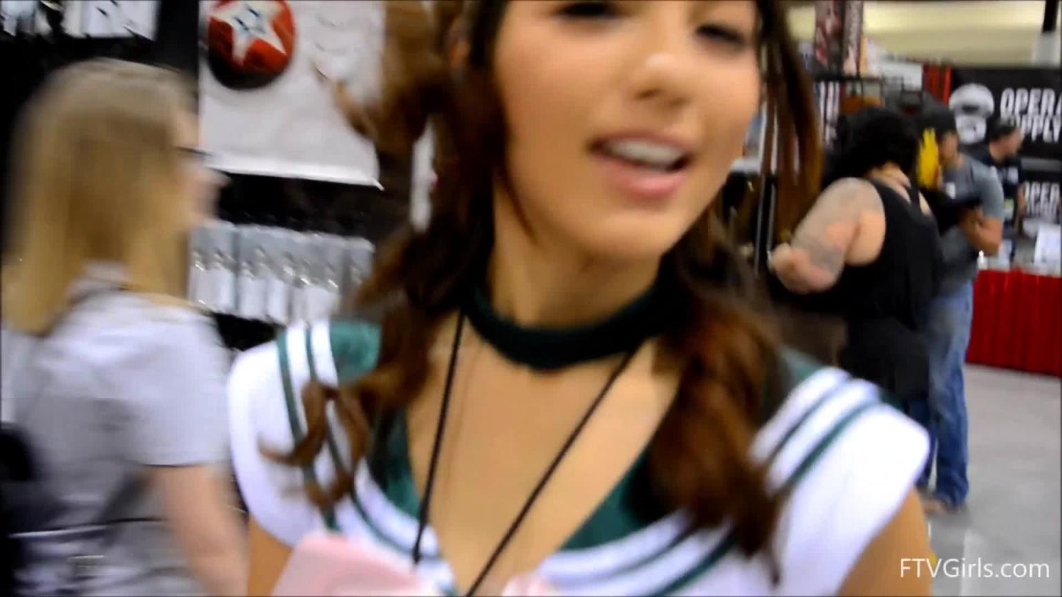 超漂亮Cosplay美女室外大胆露出 预览截图 1