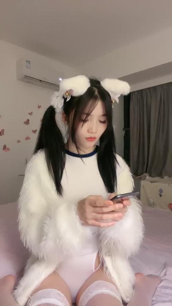 双马尾颜值美少女！近期下海大尺度！死库水白丝袜，贫乳无毛嫩穴，自摸手指扣入，拿出按摩器震穴 预览截图 2