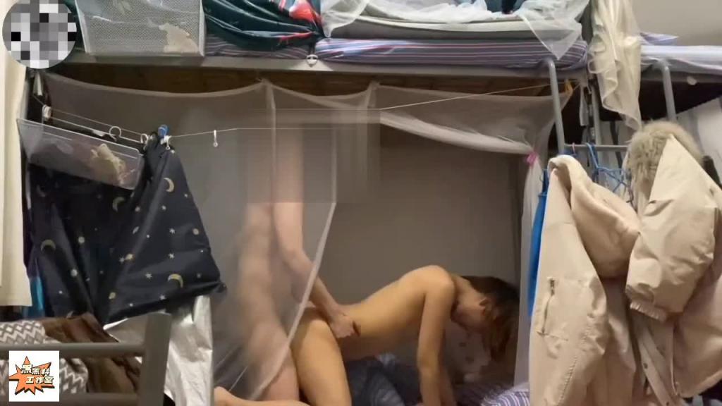 【超真实偷拍】医院宿舍强行推到护士女友,不行,拔出去,戴套 预览截图 8