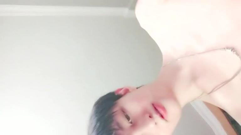 网红姐姐粉嫩白虎逼！剃完逼毛就开始操！肥逼鲍鱼真骚啊！必看 预览截图 1