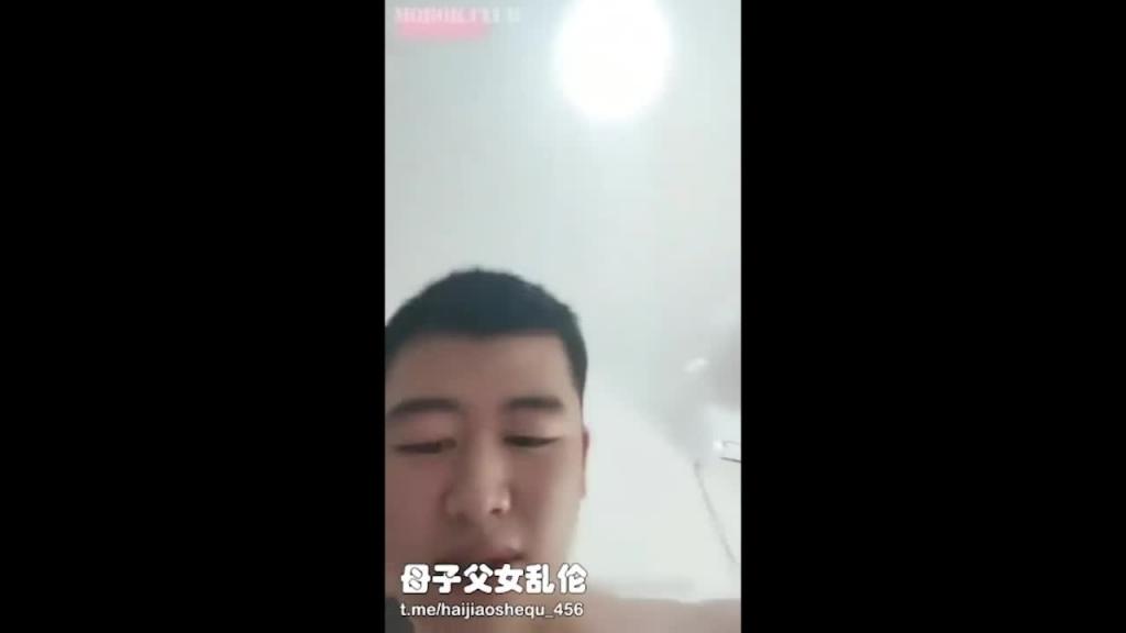 母子乱伦直播 丰乳肥臀的妈妈太诱人了 预览截图 11