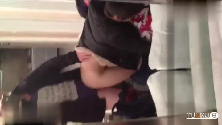 偷情短发气质人妻同事趁她打电话扒掉她裤子 预览截图 12
