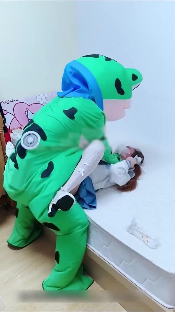 网红青蛙大战JK少女,将其狠狠内射! 预览截图 6