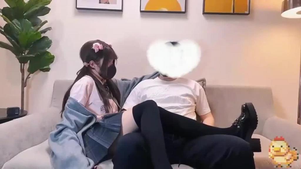 『网红少女“鸡教练”』青梅竹马来我家借住可爱的外表下竟是小恶魔 预览截图 2