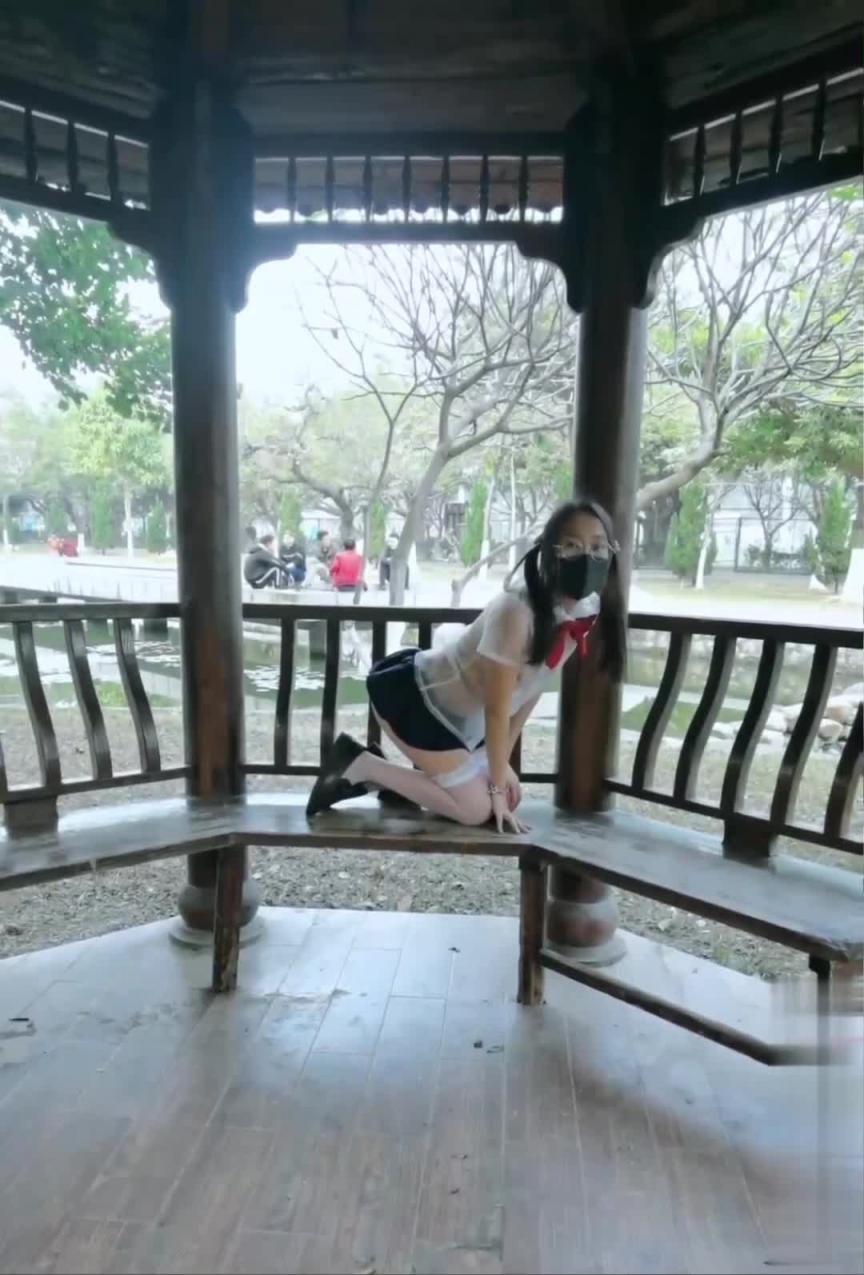 真实少女户外凉亭内勾引撩闲小伙 预览截图 6