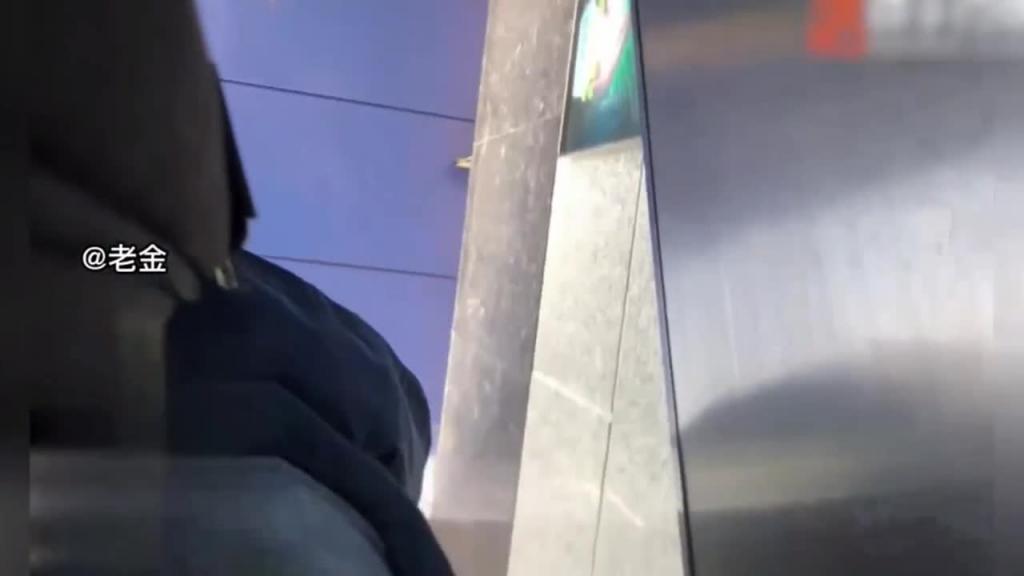 【成都抄底】闪光灯抄底100位美女,学生,网红等,逛街不穿内裤,强行猥亵JK学生都吓哭了 预览截图 7