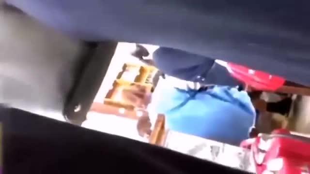 奇葩街射系列光天化日掏出鸡巴见到美女就射,女的大喊流氓地铁顶医被发现! 预览截图 5