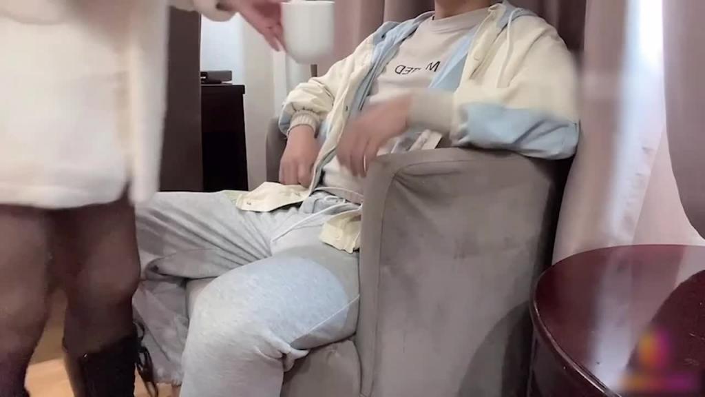 【真实事件】美女户外勾搭路人 预览截图 1