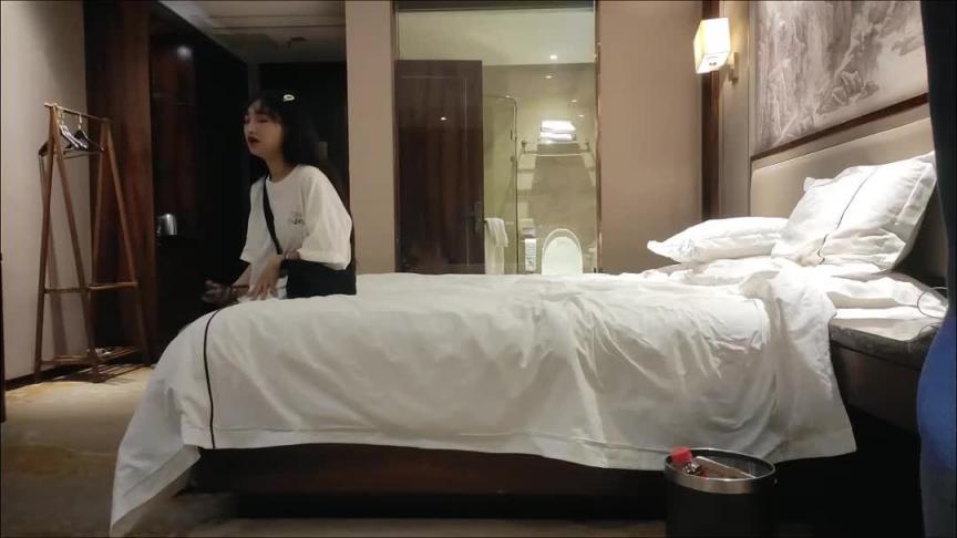 探花胖虎-约啪巨乳大学生 妹子幽默分享第一次经历 BS-168 预览截图 1