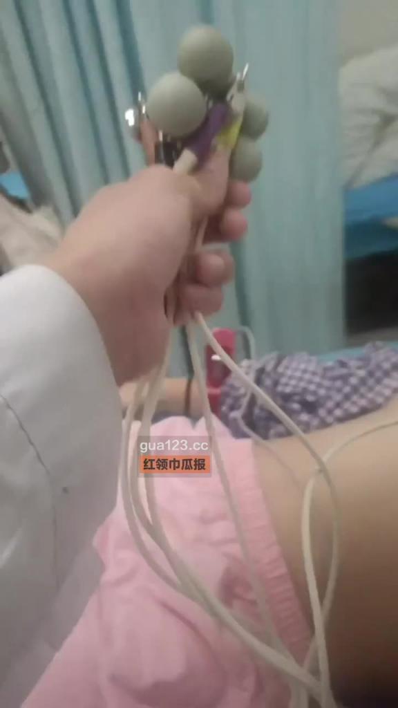某体检中心变态男医师做心电图并偷拍,多名少女检查视频流出 预览截图 9