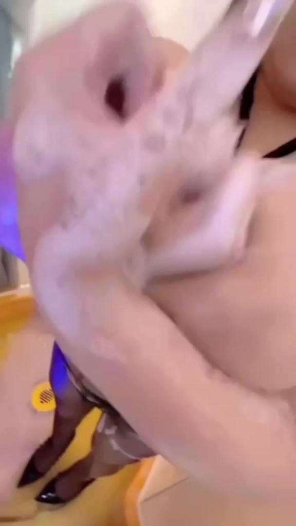 比西瓜还大的奶子你见过吗！快来吃瓜喽，成都网红少妇私拍浴室洗澡露出双峰巨乳 预览截图 8