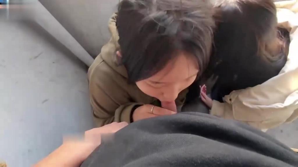 富哥包养两个女高中生在学校口交，学校教学楼天台1v2，两个学生十分青涩。 预览截图 8