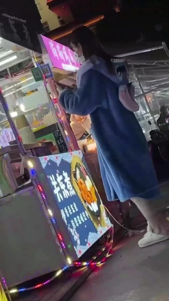 【新年抄底大合集】过年老家抄底大合集 最后露出牛子给妹子吓一跳 预览截图 3