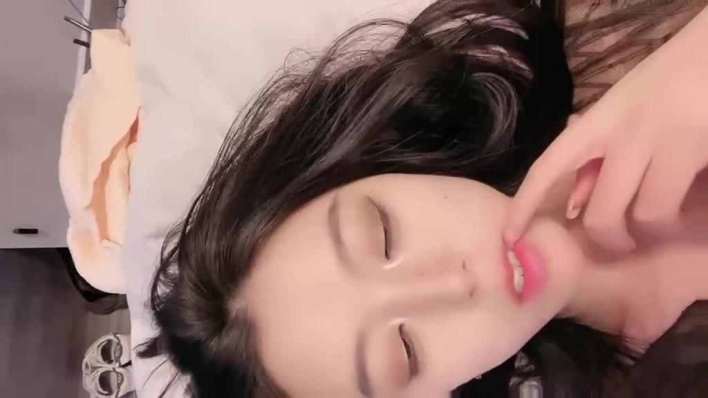 (万人求-超骚母狗御姐反差婊女神)大长腿除了骚就是水多,叫声更骚 预览截图 7