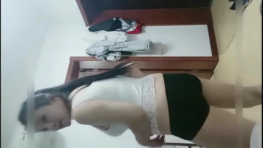 真实儿媳妇发骚勾引公公,结果孙子刚睡着就被公公给操了 预览截图 2