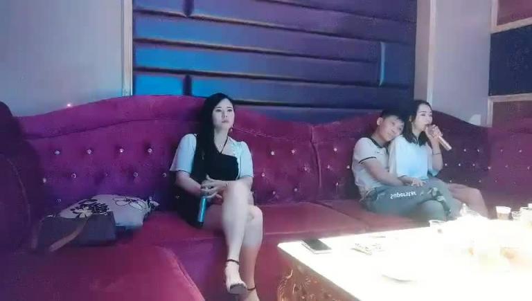 【歌厅探花】专攻KTV小姐姐深夜场叫了两个妹子一人一个4P 沙发上翘起屁股后入撞击抬起双腿勐操晃动大奶子 预览截图 2