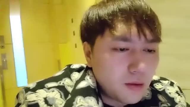街头约会勾搭-富二代勾搭00后学生妹喝酒几杯百威下肚找个厕所男的不干他还不愿意! 预览截图 10