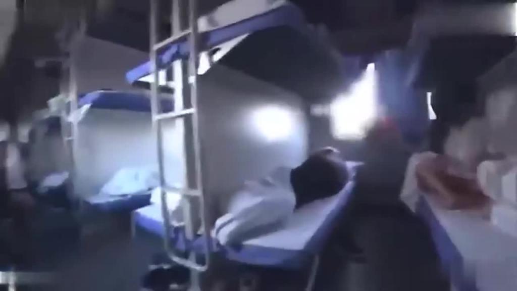 火车上淫欲露出 卧铺列车露乳露逼 大爷看傻眼了 预览截图 6