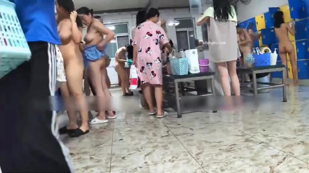 【大澡堂偷拍】东北大澡堂洗澡偷拍好多好多各种极品！ 预览截图 2