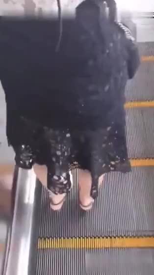 街射，精液射手上被发现还闻了一下 预览截图 4