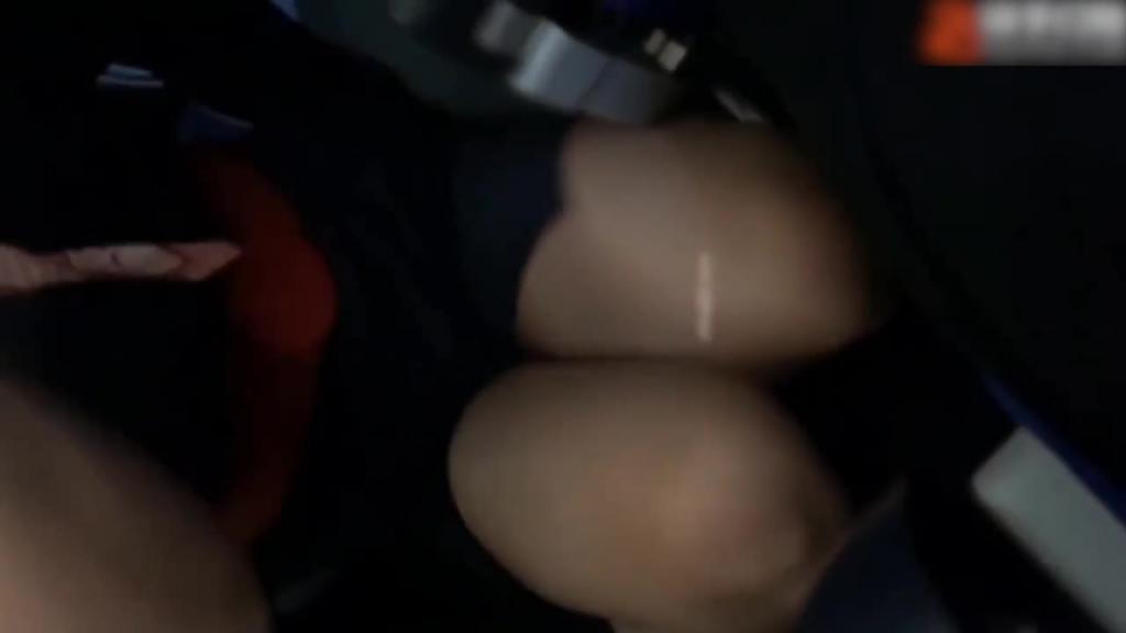 网暴泄露-各家航空空姐淫乱走光合集，飞机上自清、走光、抄底、口爆 预览截图 11
