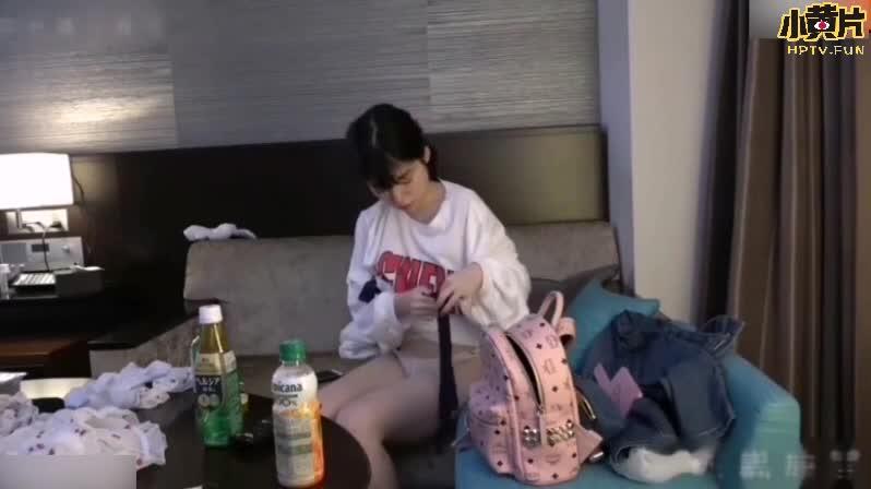 学生放学被老师带到酒店，插着长了点点毛的女孩，很美很嫩 预览截图 1