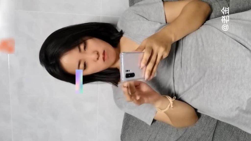 【福利】：东北少妇在公公儿子女儿面前自慰，儿媳在家带着跳弹勾引公公 预览截图 1