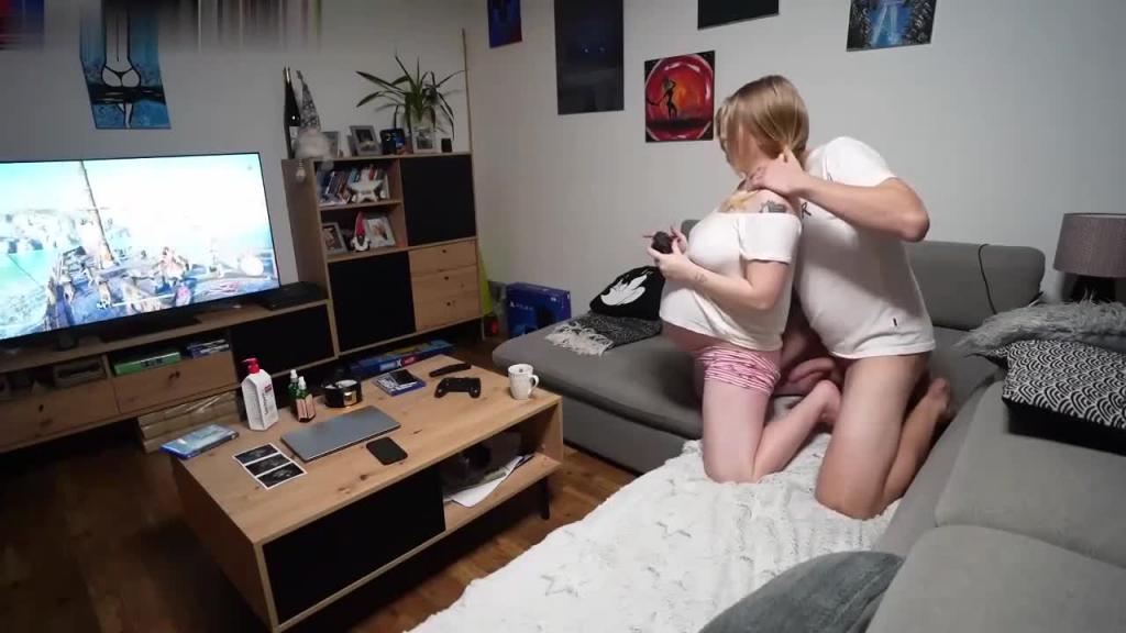 一个怀孕的女孩在沙发上做爱 预览截图 3