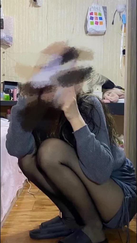 【最牛史上乱伦】龙凤胎亲姐弟偷欢，极品长腿蜜桃姐姐欲尝交合，弟弟淫欲乱伦水到渠成只要艹爽了啥事都板上钉钉 预览截图 2