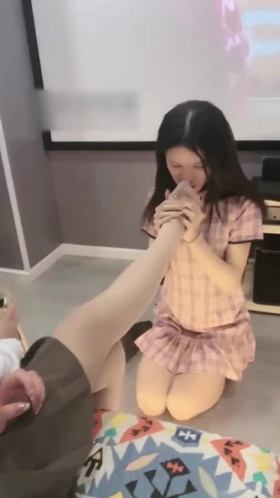 【最新流出-女S调教空姐反差婊】清纯女神居然是女M,舔脚吞食唾液 预览截图 1