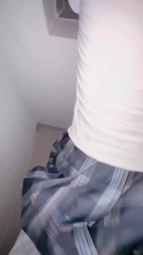 妹妹在房间直播连麦,我却把妹妹的嘴巴当成小穴一样爆操深喉,随后带去楼道玩刺激插 预览截图 2