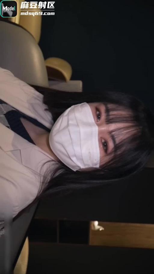 精彩对白【发情姐姐勾引处男弟弟开房】姐姐带刚高考完的弟弟去酒店开房做爱 预览截图 1