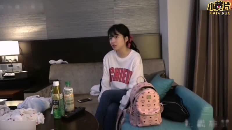 学生放学被老师带到酒店，插着长了点点毛的女孩，很美很嫩 预览截图 3