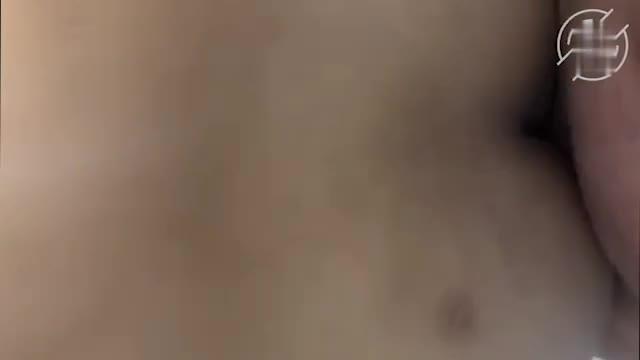 摁着小姨的屁股疯狂开炮，叫床声我感觉邻居都能听到了 预览截图 11
