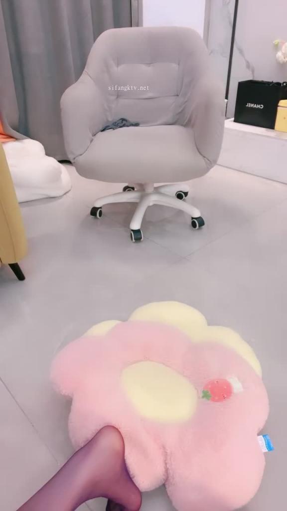 美乳粉奶母狗诱惑直播,两片骚逼都这么美 预览截图 7