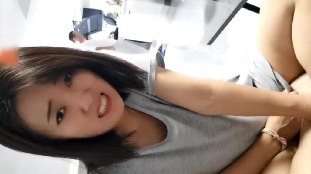 【福利】：东北少妇在公公儿子女儿面前自慰，儿媳在家带着跳弹勾引公公 预览截图 5