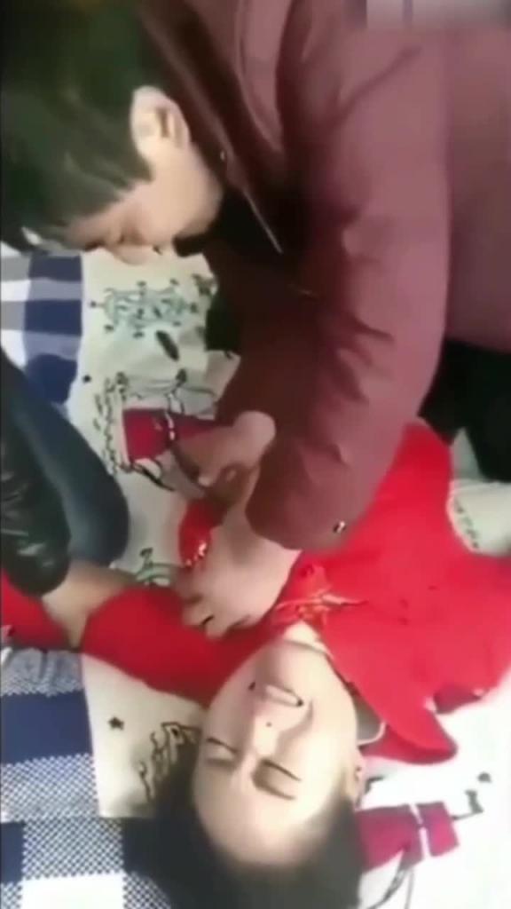 【近10年农村低俗婚闹合集】伴娘被强奸.新娘被抠逼摸奶,太震撼了,淫乱不堪! 预览截图 12