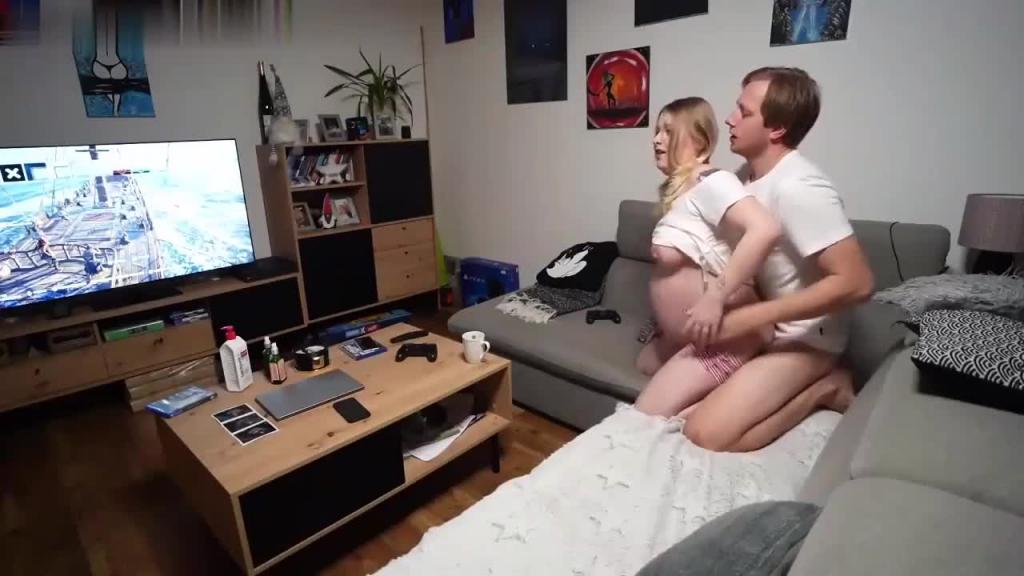 一个怀孕的女孩在沙发上做爱 预览截图 5