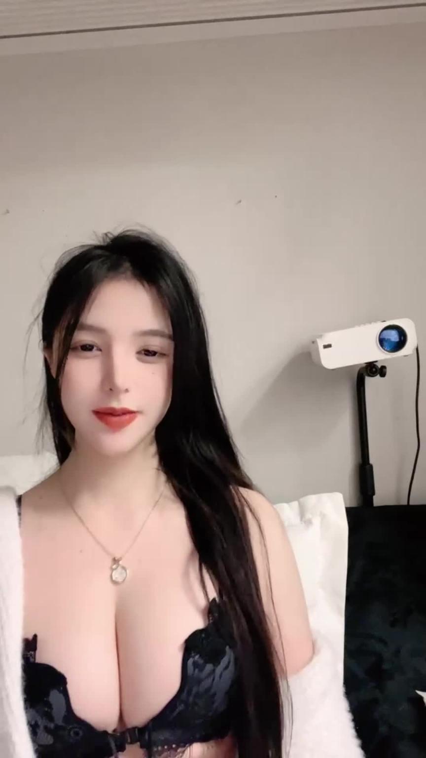 【最新自录-高挑模特女神黑色比基尼】全裸大秀火辣身材，咪咪很粉嫩 预览截图 5