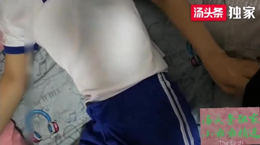 乱伦【醉奸高中小姨子】趁姐姐卫生间洗衣服时候屋里强奸了喝醉酒的小姨子；干完准备去洗鸡巴突然看到老婆：你戴套干嘛我妹妹还在着呢”哦哦我想打飞机：打飞机还戴套她睡着了我来姨妈了不能让你干啦快过来我给你口出来吧_全程对话有意思 预览截图 2