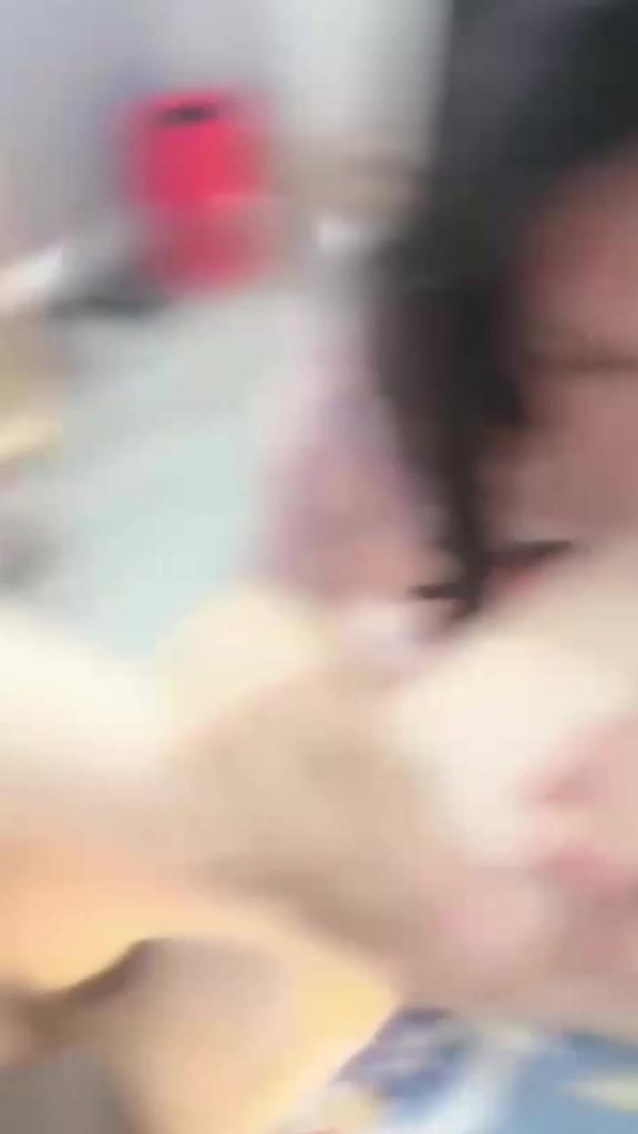 【最新流出-女S调教空姐反差婊】清纯女神居然是女M,舔脚吞食唾液 预览截图 4