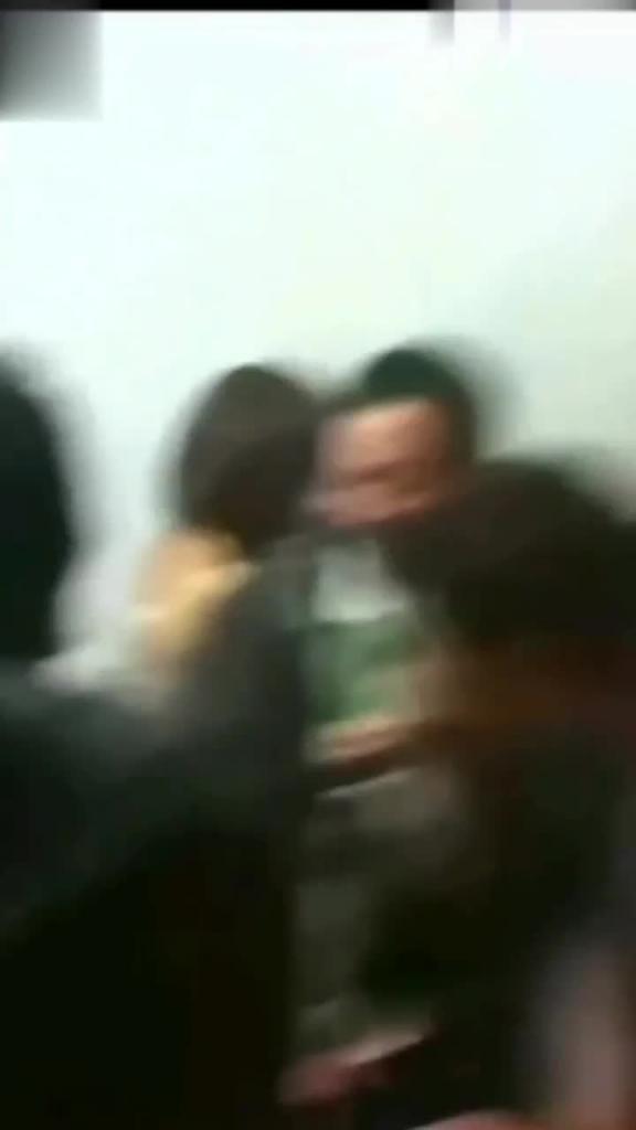 【近10年农村低俗婚闹合集】伴娘被强奸.新娘被抠逼摸奶,太震撼了,淫乱不堪! 预览截图 6