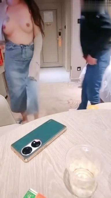 【套路小姨子】玩游戏把她灌醉各种撩到发情直接推到无套内射。 预览截图 6