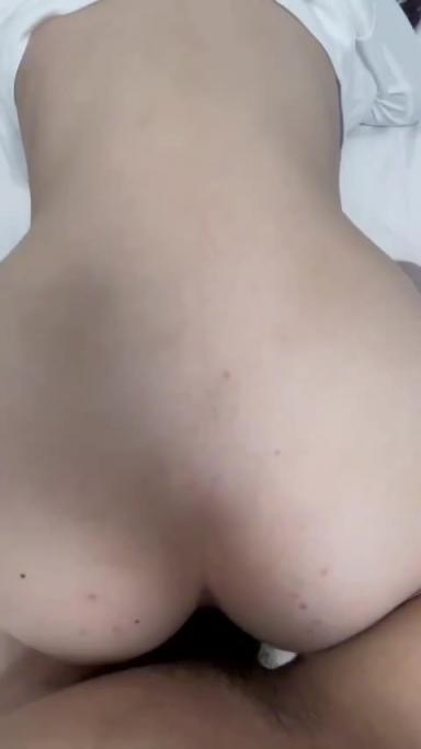 妹妹不去上班了,把我惹我生气了,于是就用我的鸡巴狂插她的小穴 预览截图 12
