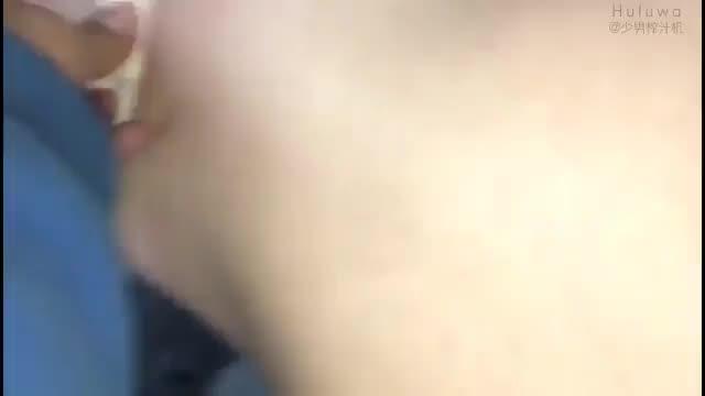 【真实姐弟乱伦】中途接到妈妈电话趁机内射 预览截图 1