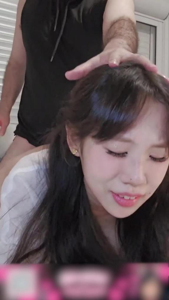 发情少女屁股翘起来求艹 预览截图 9