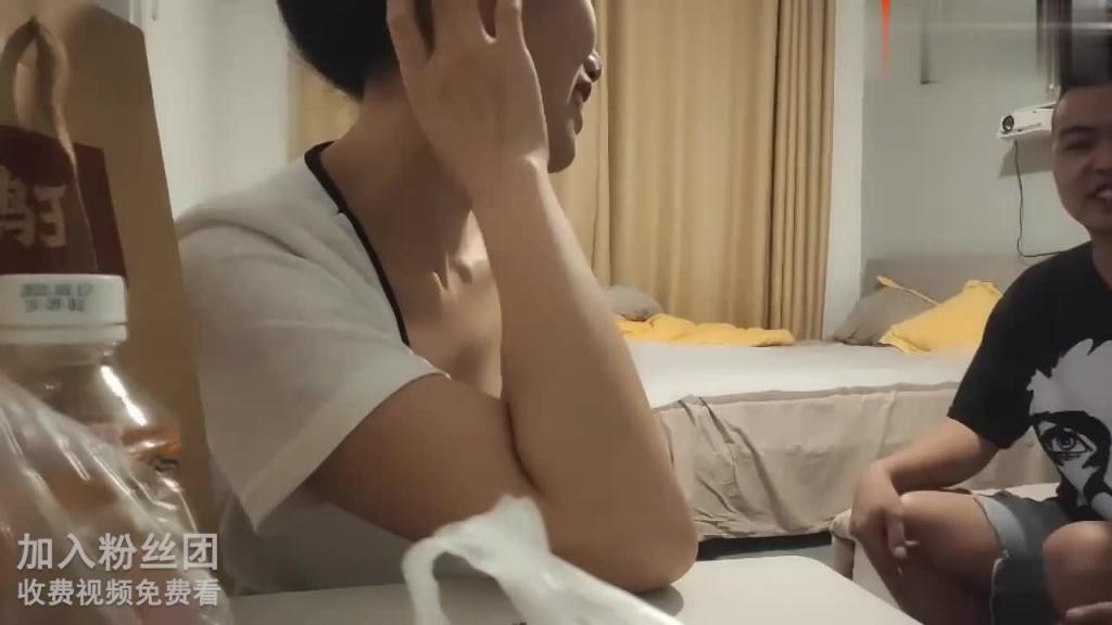 勾搭G奶巨乳女技师上门.“我不喜欢其他人看着做爱” 预览截图 1