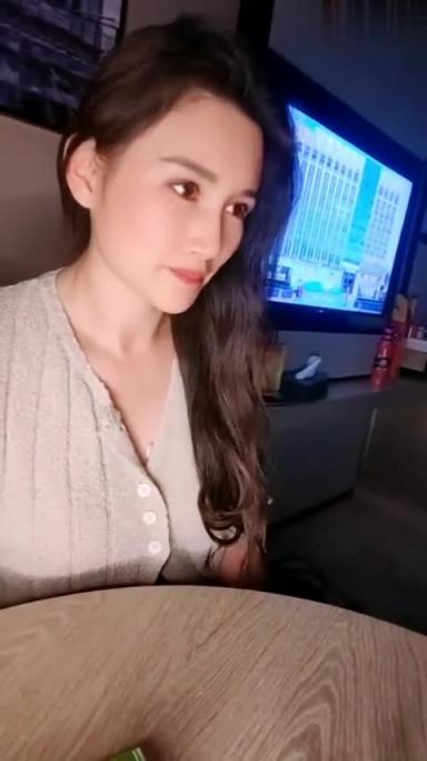 【套路小姨子】玩游戏把她灌醉各种撩到发情直接推到无套内射。 预览截图 2