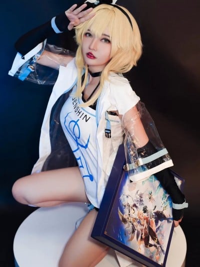 Unknow_Cosplayer cosplay_Lumine_Hoyofest_and_Christmas_-_Genshin_Impact Unknow_Cosplayer cosplay_Lumine_Hoyofest_and_Christmas_-_Genshin_Impact
