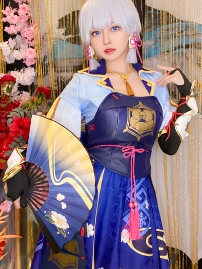 Arty Huang (Arty亚缇) cosplay Ayaka Kamisato – Genshin Impact 漫画封面
